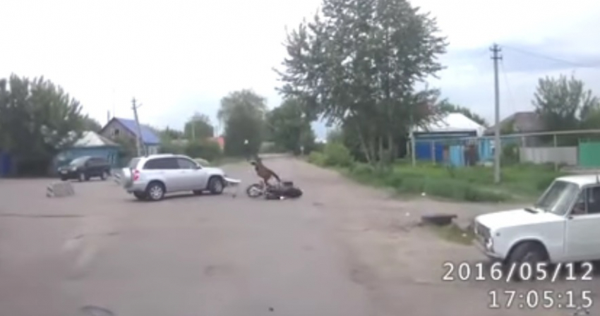 Момент столкновения внедорожника с мотоциклом в Воронеже попал на видео