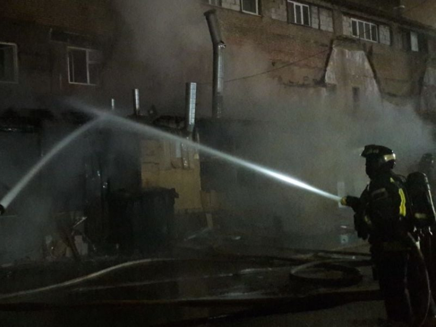 Пожар уничтожил склад в селе Воронежской области