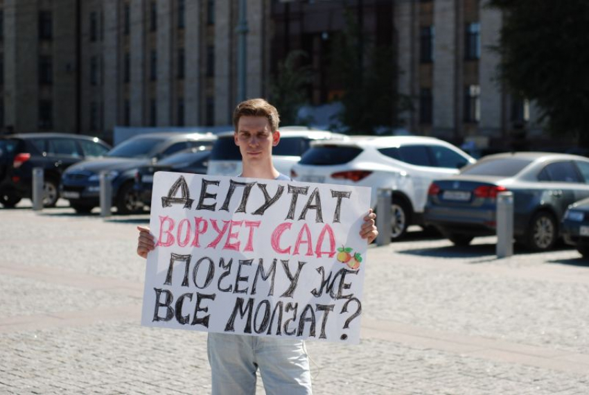Воронежец в течение 4-х часов пикетировал местные органы власти из-за «Яблоневого сада»