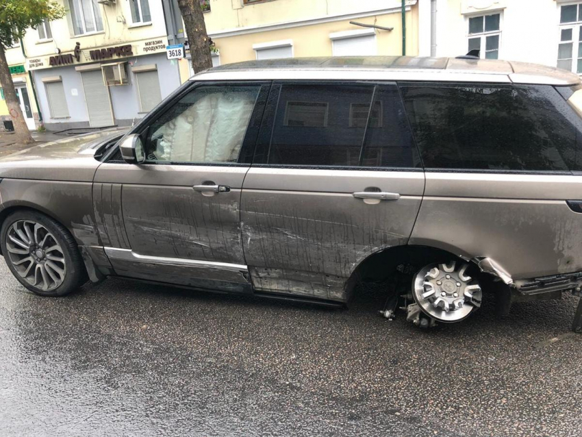 Водитель KIA под спиртом разбил новый Range Rover в Воронеже 