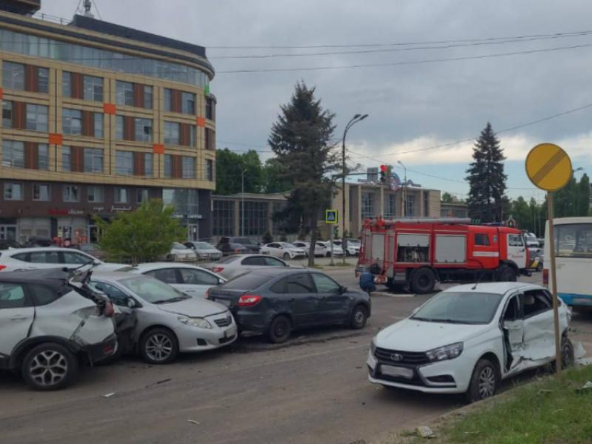 Стали известны подробности массовой аварии у парка в Воронеже