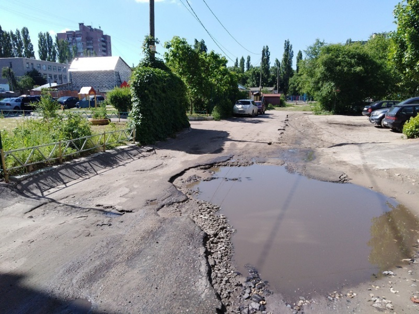 В мэрии объяснили жалкое состояние дорог в воронежском дворе 