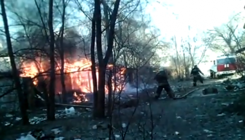 Крупный пожар на улице Ленинградской в Воронеже попал на видео