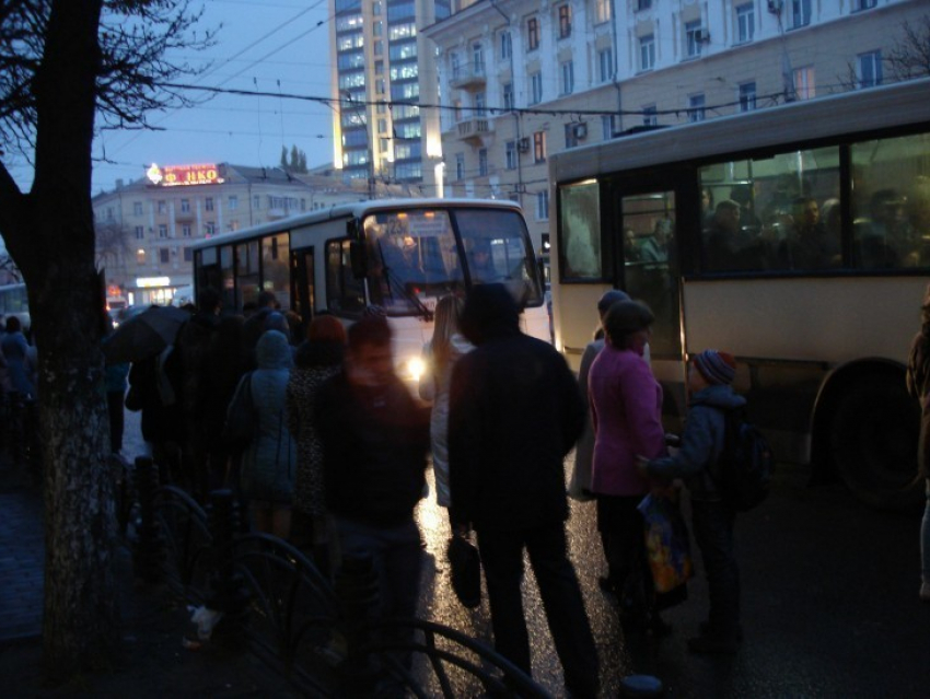 В Воронеже незаконная парковка создает проблемы на остановке «Кольцовская»