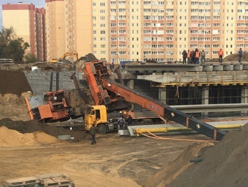 Кран рухнул на место строительства развязки на улице 9 Января в Воронеже