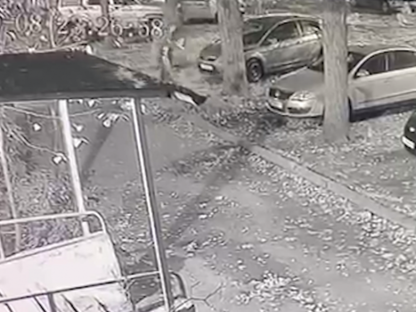 Пенсионер уничтожил чужую иномарку под камерой во дворе воронежского дома 