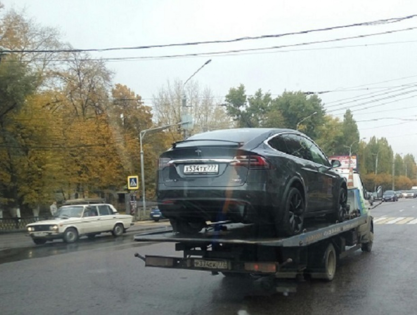 В Воронеже эвакуировали кроссовер Tesla Model X стоимостью 138 тыс долларов 