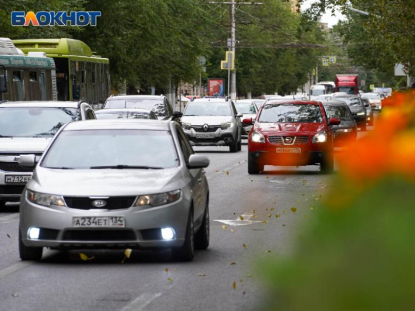 Автомобилисты встали в мертвой пробке на нескольких улицах Воронежа