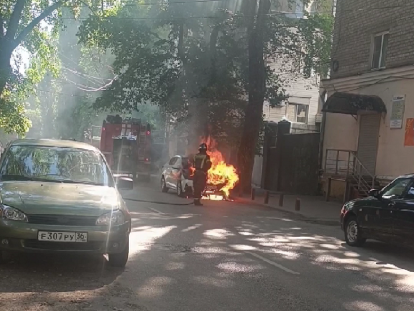 Блестящая работа пожарных попала на видео в Воронеже 