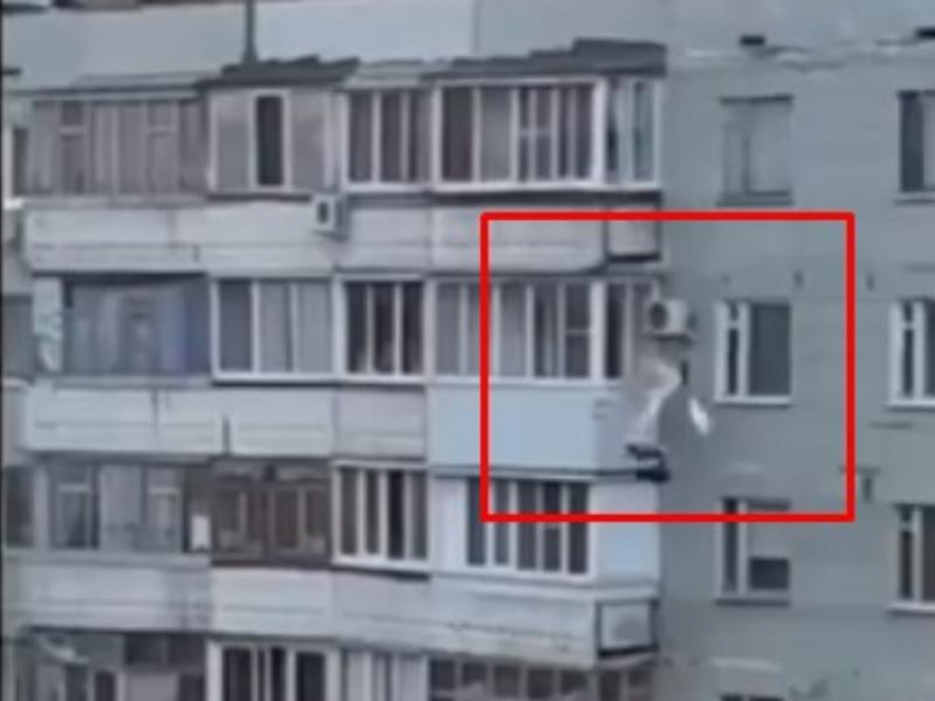 «Переезжает к любовнице»: эмоциональное выбрасывание вещей из окна попало на видео в Воронеже