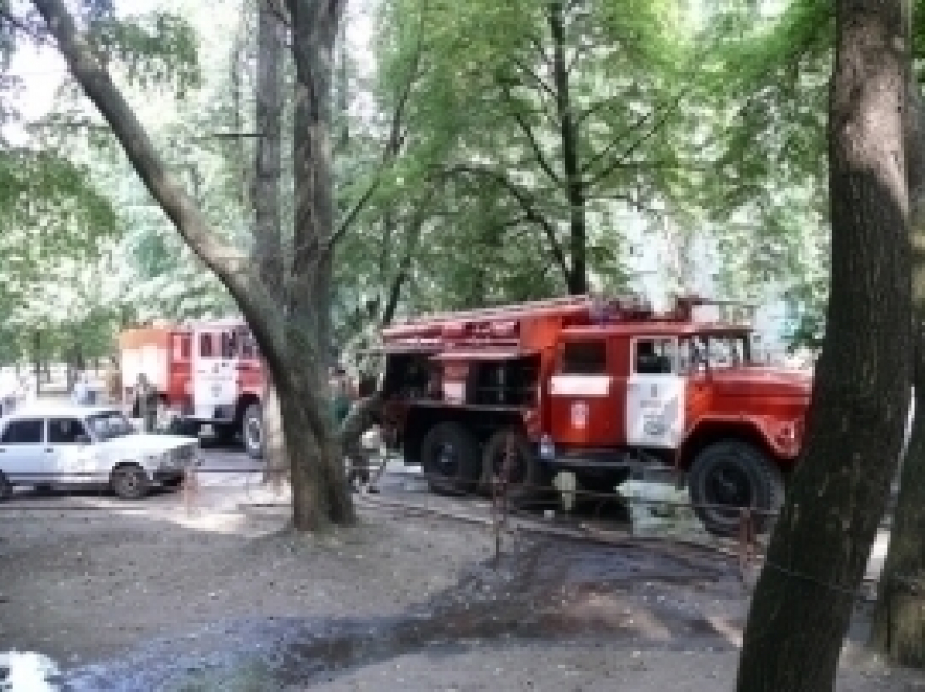 20 пожарных боролись с огнем в центре Воронежа