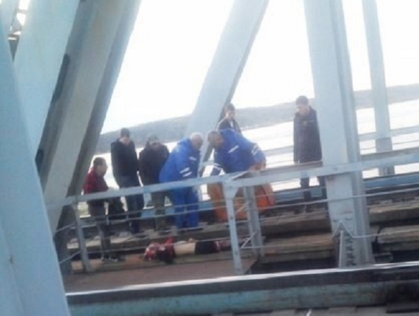 Рыбак погиб от удара током на железнодорожном мосту в Воронеже
