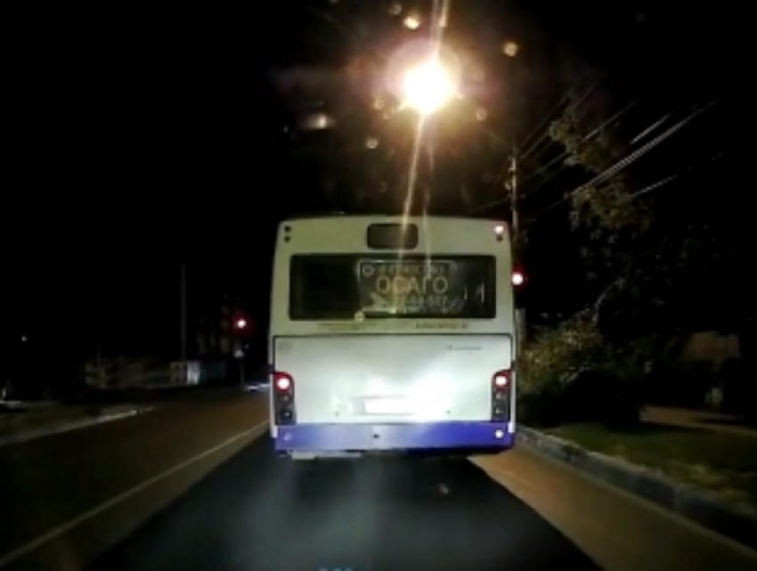 Двойное нарушение пассажирских автобусов попало на видео в Воронеже