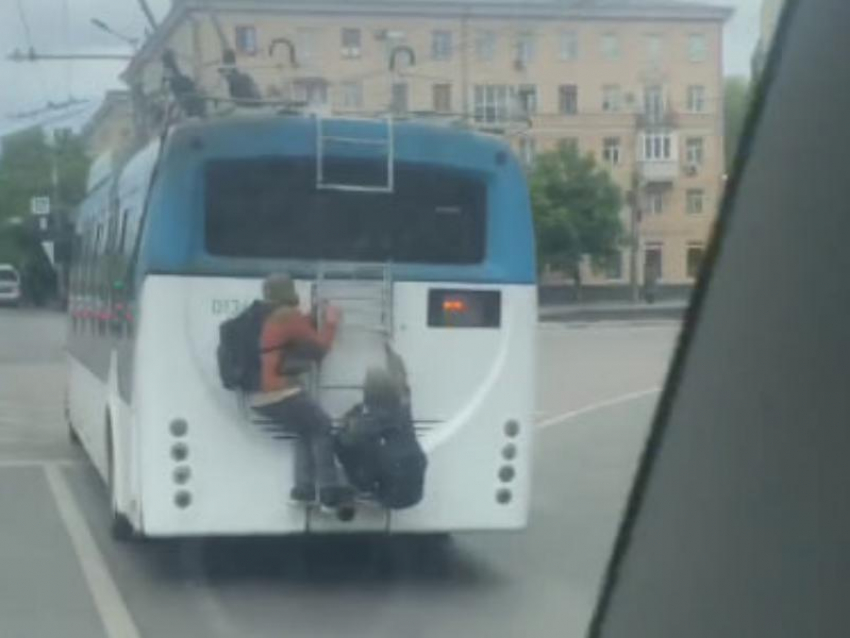 Опасные приключения детей-зацеперов попали на видео в Воронеже