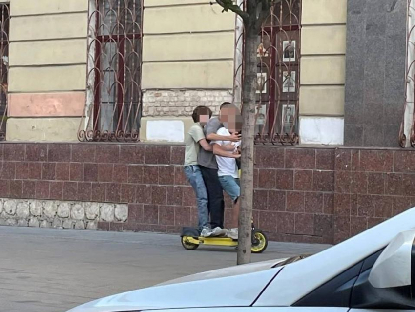 Самокат превратили в маршрутку в Воронеже