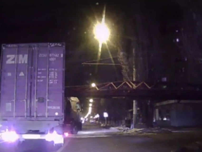 Жесткое столкновение грузовика с поездом в Воронеже сняли на видео