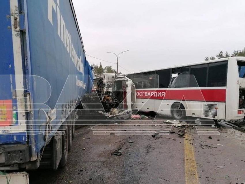 Фура протаранила колонну Росгвардии в Воронежской области – опубликовано видео