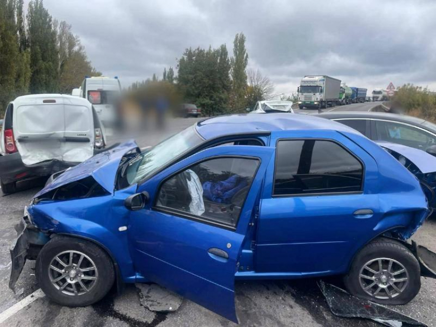 Грузовик врезался в 6 автомобилей в Воронежской области – опубликованы фото