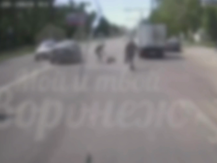 Опубликованы жесткие кадры со сбитым на пешеходном переходе мужчиной в Воронеже
