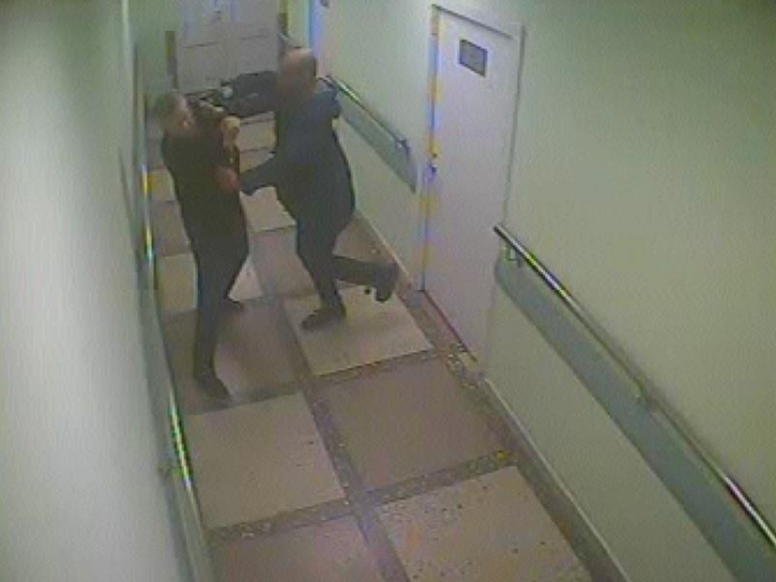 На видео попало, как пациент избил охранника больницы в Воронеже