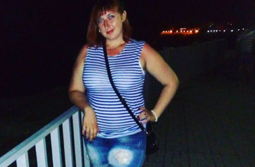 Рыжая девушка с шестым размером груди поздравила десантников с праздником в Воронеже