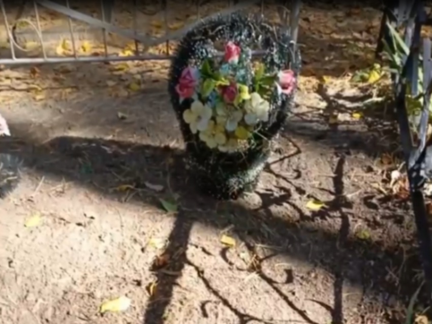 Жители Воронежа наткнулись на ножи, воткнутые возле могил