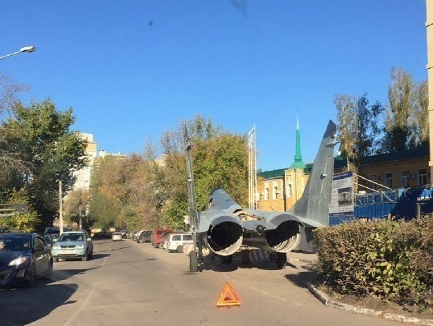 Воронежцев шокировал припаркованный на улице истребитель 