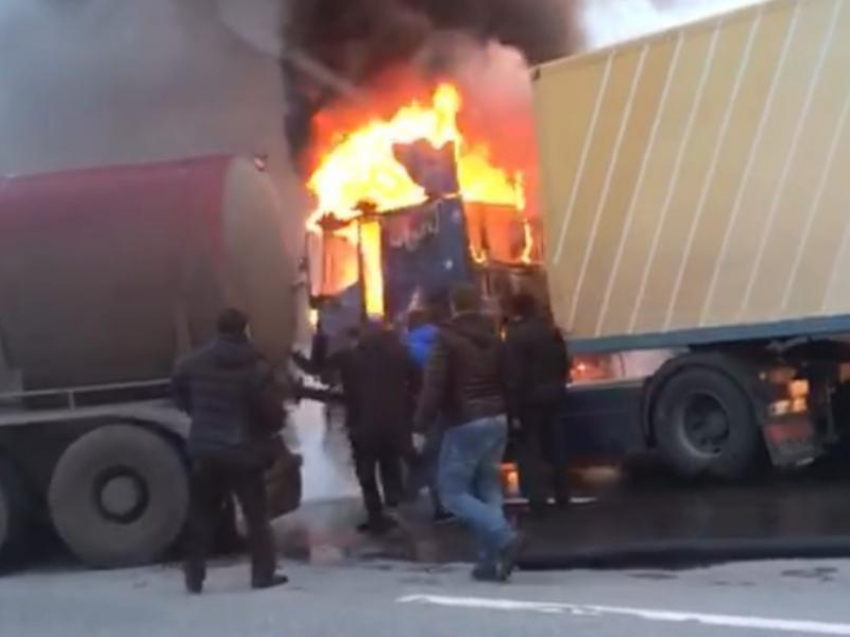 Спасение горящей фуры водовозом сняли на трассе М-4 в Воронеже