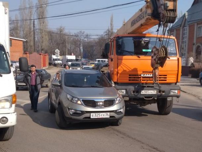 ДТП с автокраном остановило движение на улице 9 Января в Воронеже