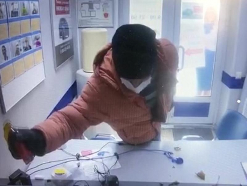 Лудоман в медицинской маске напал на салон микрозаймов в центре Воронежа