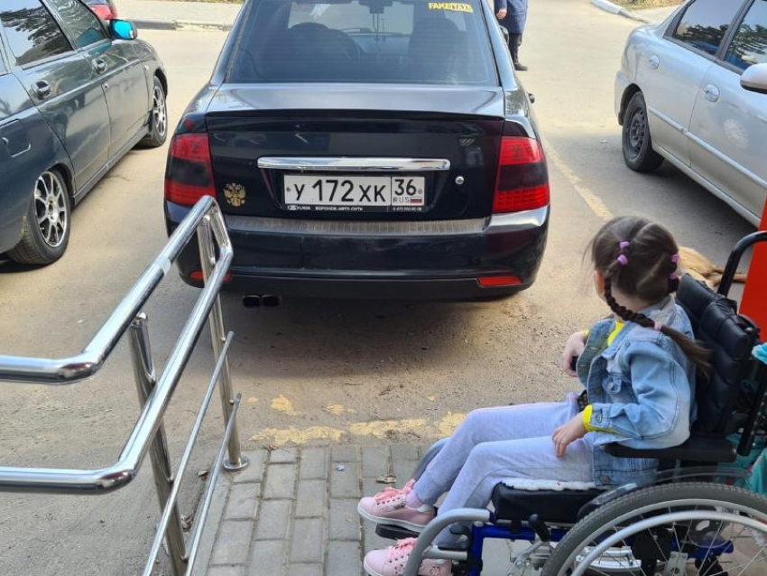 Lada с эротическим подтекстом поставила в неудобное положение колясочников в Воронеже 