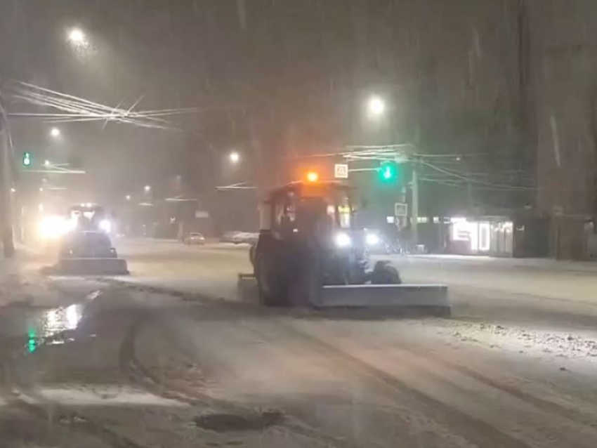 Названо количество техники, убиравшей снег в лютую метель в Воронеже