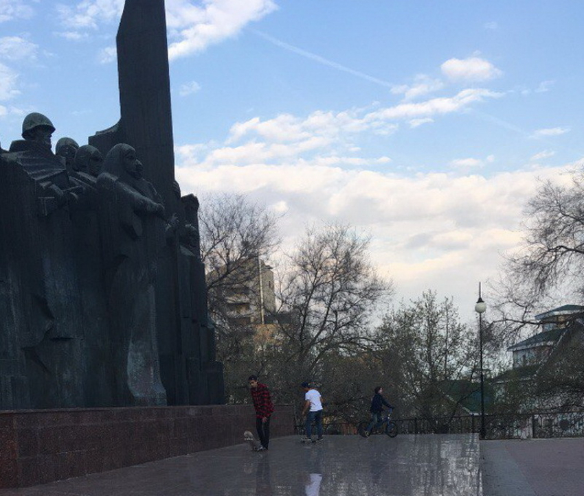 Воронежские «инвалиды на голову» устроили из братской могилы скейт-площадку