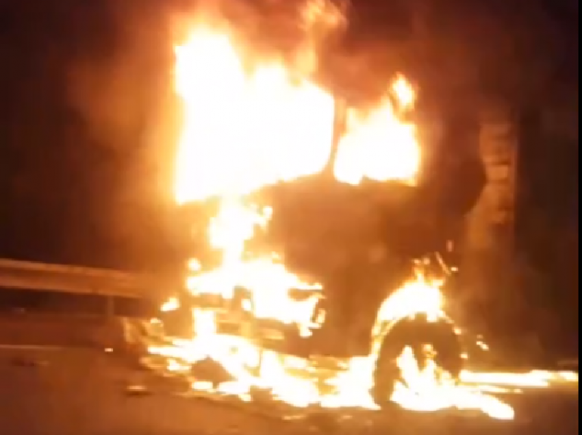 Эпичное горение грузовика попало на видео под Воронежем 