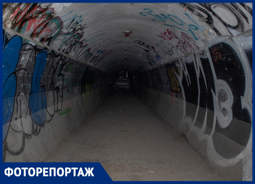В пристанище бомжей и граффитчиков превратился закрытый переход у «Детского мира» в Воронеже
