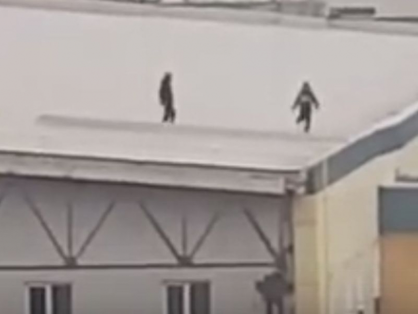 Игру в футбол на крыше бизнес-центра устроили дети в Воронеже