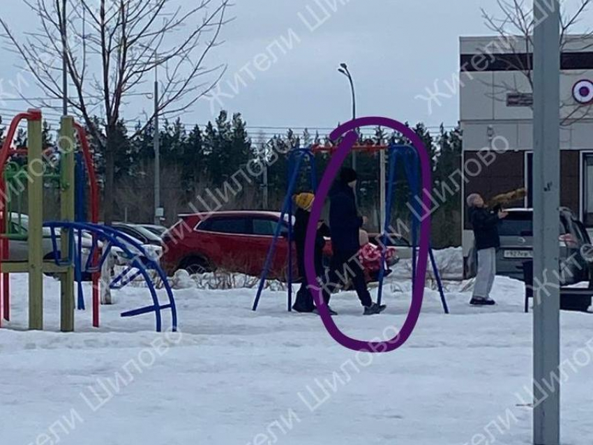 «Предлагал конфеты и ходил следом»: воронежцы сообщили о странном мужчине на детской площадке