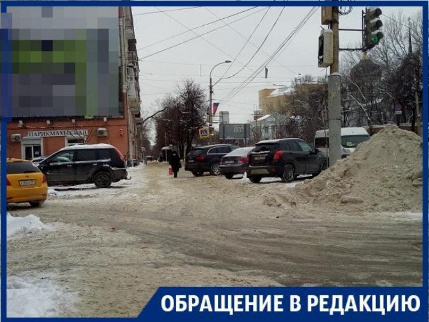 Автомобилисты нашли лакомый тротуар для бесплатной парковки в центре Воронежа