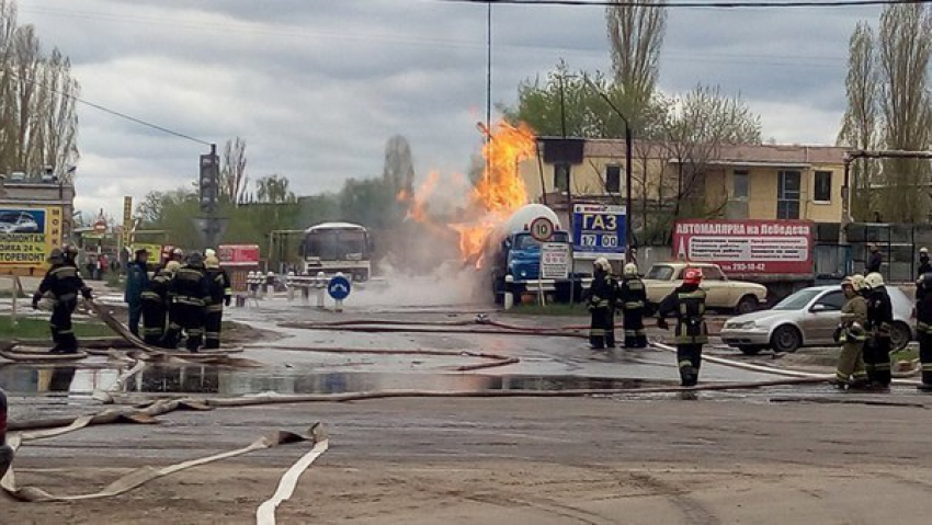 В Воронеже полыхает газовая заправка