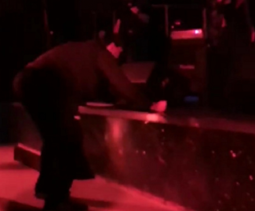 Разрушительное поведение воронежца на концерте подражателей Rammstein сняли на видео 