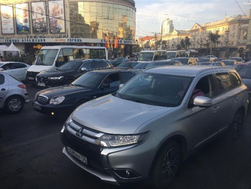 Транспортный коллапс из-за перекрытия движения показали на фото в центре Воронежа