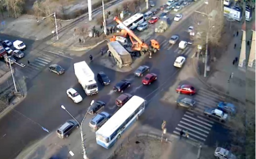 В Интернете появилось шокирующее видео столкновения пожарной машины и фуры в Воронеже