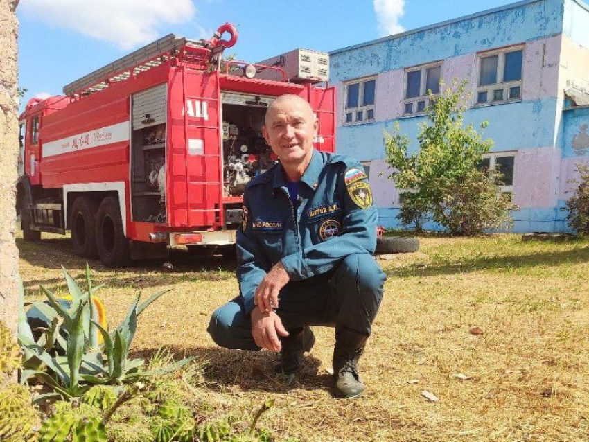 Воронежский пожарный посадил 20 тысяч кактусов на своем рабочем месте 