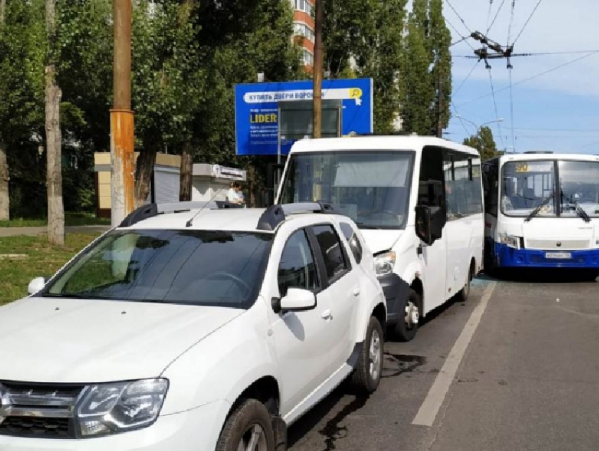 Два автобуса и Renault Duster столкнулись на светофоре в Воронеже