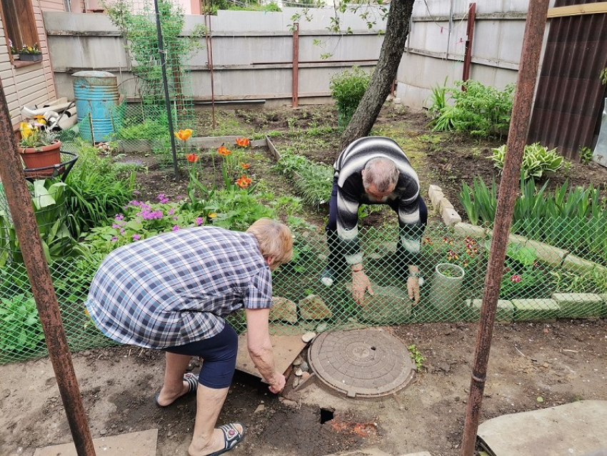 Полуразрушенный бесхозный колодец восстановили во дворе ветерана-афганца в Воронеже