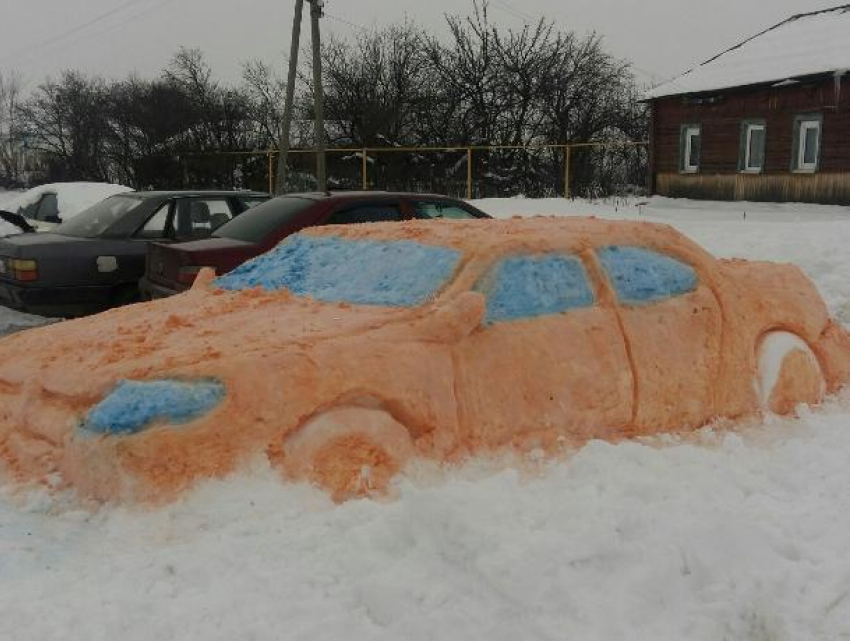 Деревенский тюнинг оранжевой машины из снега показали воронежцам