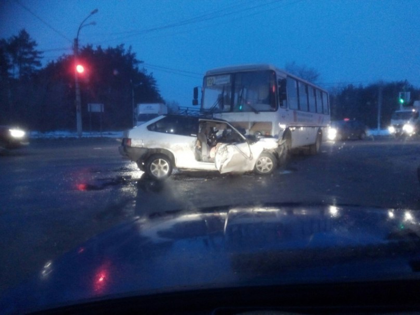 В ДТП с маршрутным «ПАЗом» и легковушкой в Воронеже пострадали люди