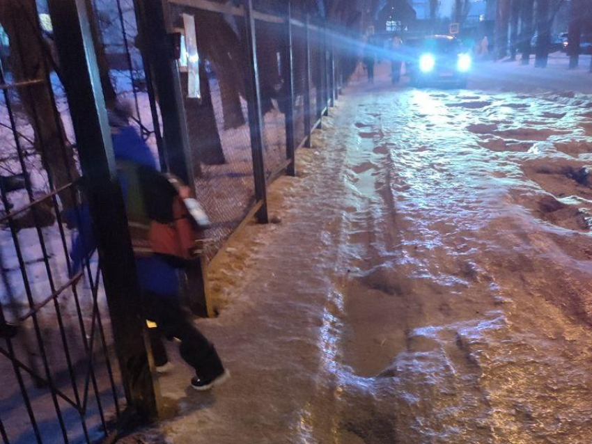 "Ребёнок может не увидеть машину": тротуар у школы превратился в ледовую трассу для автомобилей в Воронеже