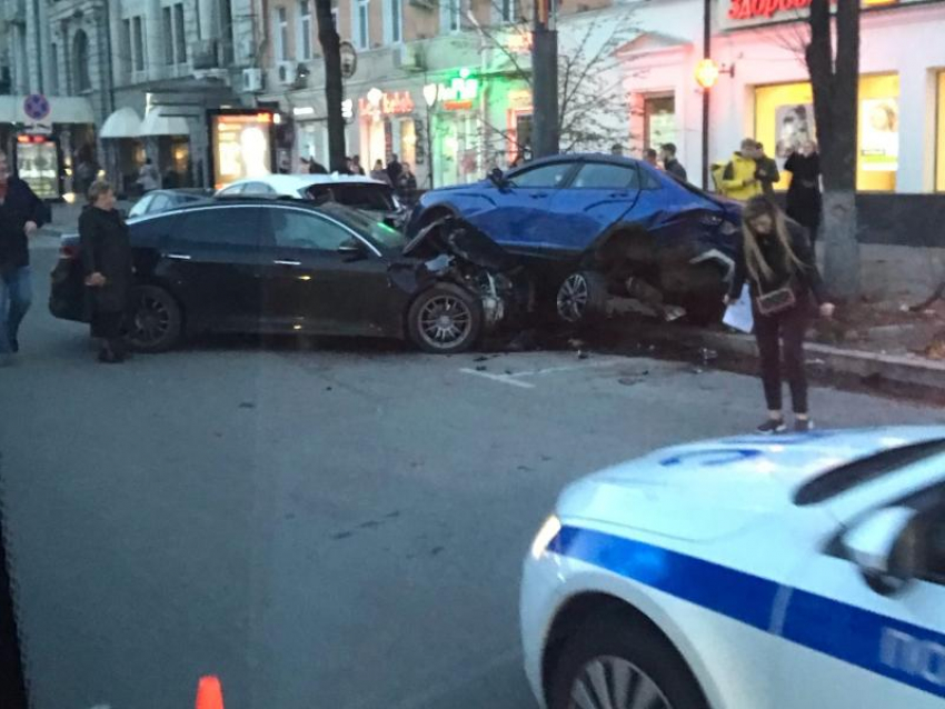 Видео с места массового ДТП с полуопрокидыванием показали у кинотеатра в Воронеже 