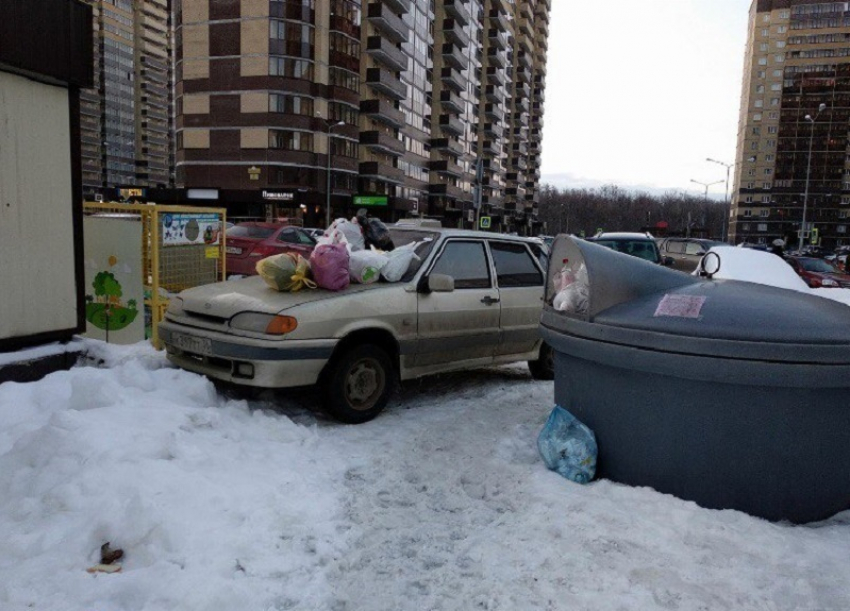 Воронежец поплатился мусором на машине, когда ее по-хамски припарковал